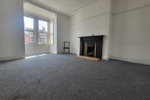 3 bedroom flat for sale, Rodsley Avenue, Gateshead, Tyne and Wear, NE8 4JY