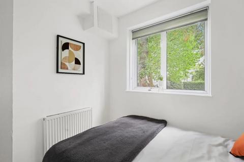 1 bedroom in a house share to rent, Sheffield Terrace, London W8