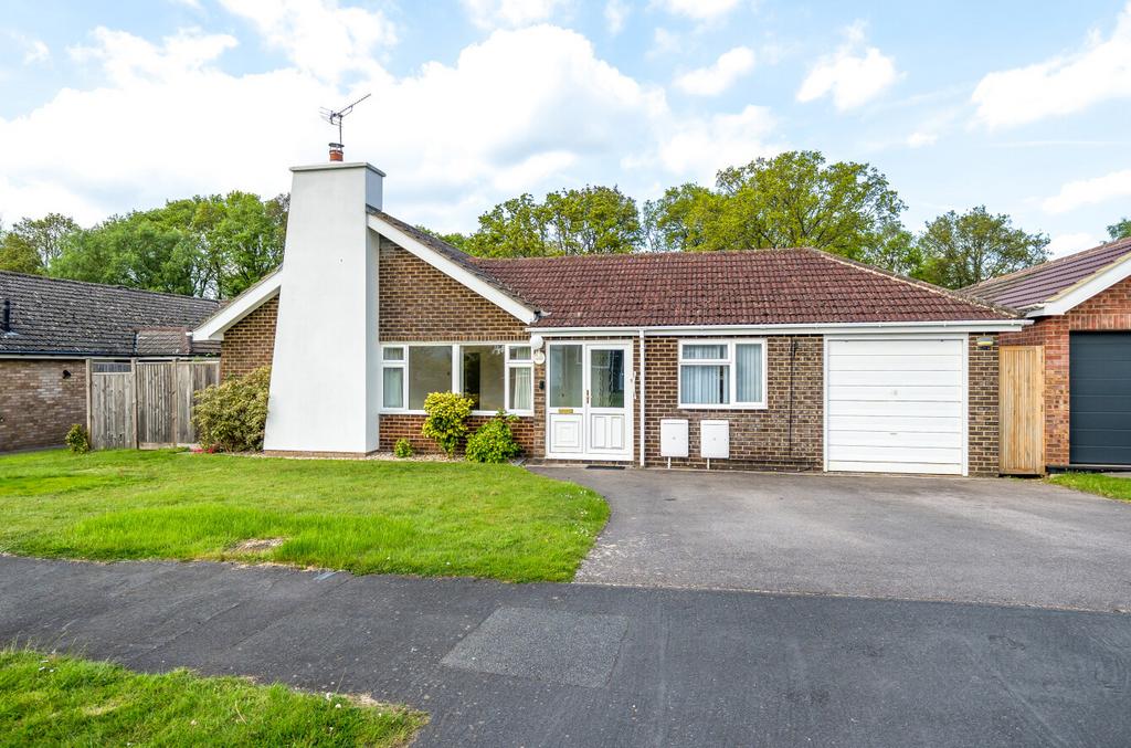Waggoners Way, Hindhead GU26 4 bed bungalow for sale £835,000