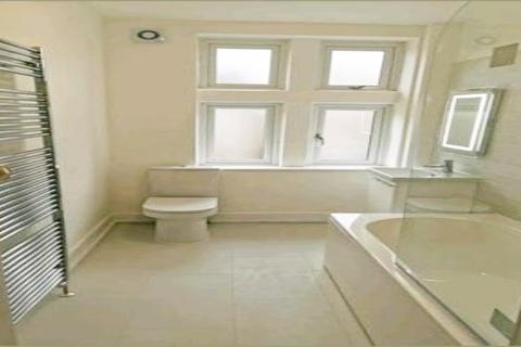 3 bedroom flat share to rent, Cavendish Mansions, SW12