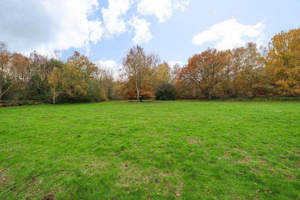 Bracken Path, Epsom, KT18 3 bed detached bungalow for sale £830,000