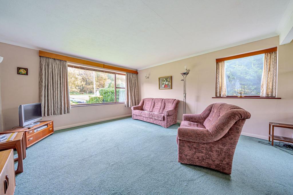 Bracken Path, Epsom, KT18 3 bed detached bungalow for sale £830,000