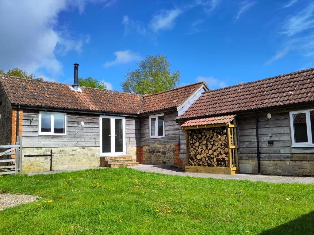 Maiden Bradley BA12 2 bed detached house to rent £800 pcm (£185 pw)