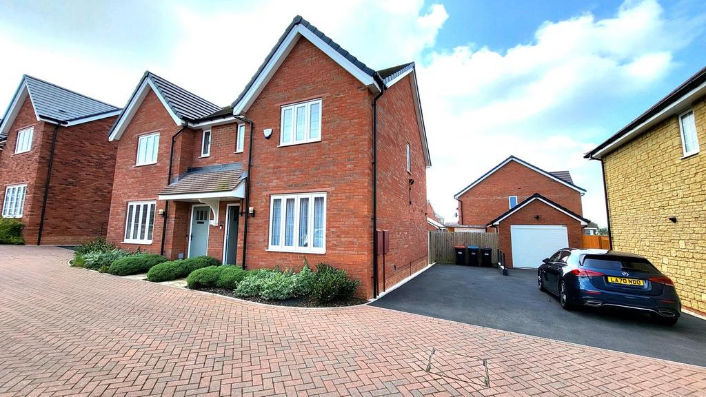 Knibb Drive, Hanslope, Milton Keynes... 3 bed semidetached house for