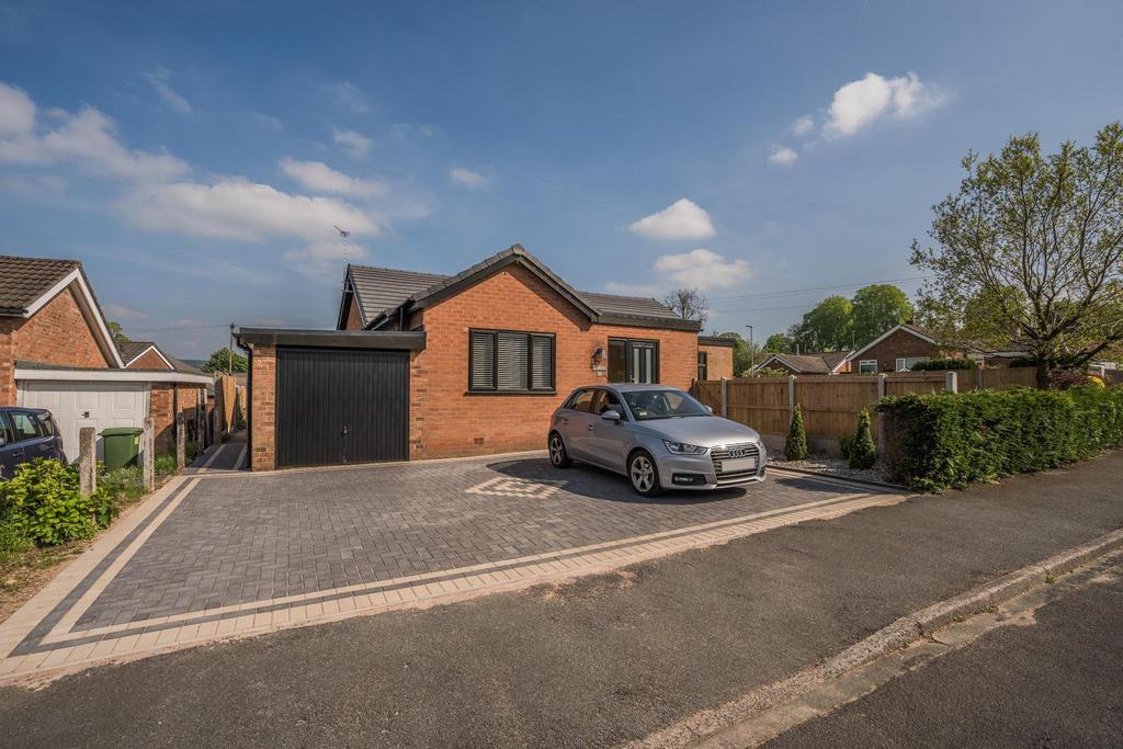 Bollinbarn Drive, Macclesfield, SK10 3DN 3 bed detached bungalow for
