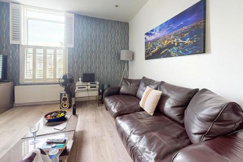 2 bedroom flat for sale, 27 Baldry Gardens, Streatham , London, SW16 3DL