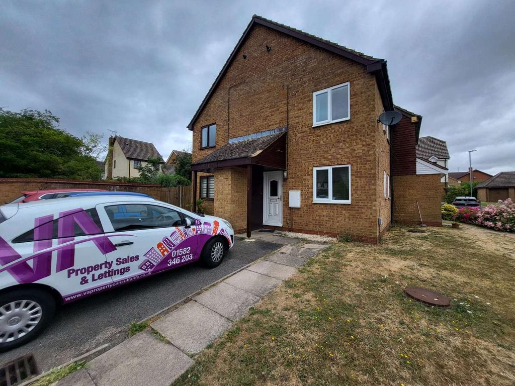 1 bedroom cluster house with parking and garden f