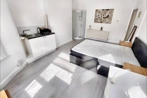 5 bedroom flat to rent, Lime Grove, London W12