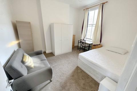 5 bedroom flat to rent, Lime Grove, London W12