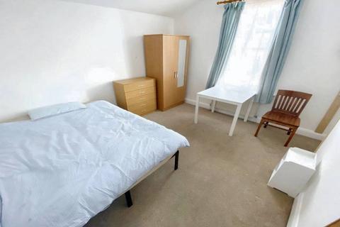 5 bedroom maisonette to rent, Lime Grove, London W12