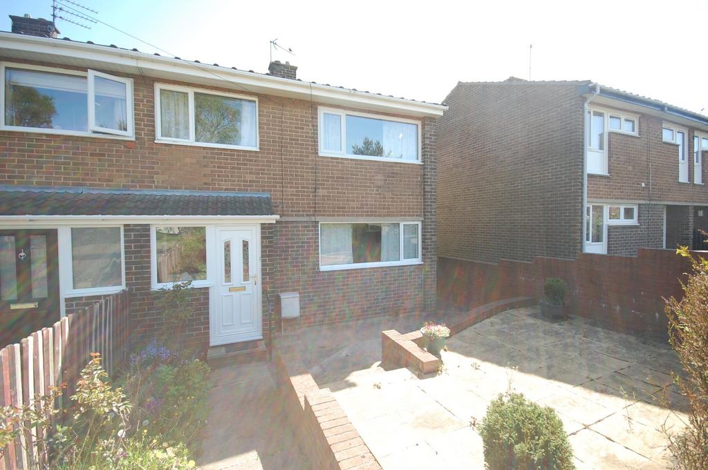 Farnham Road, Newton Hall, Durham... 3 bed semidetached house £750