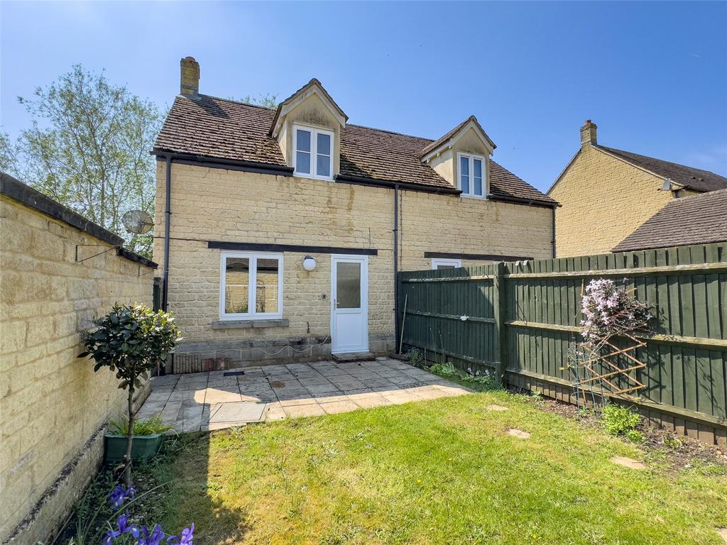 Brome Way, Carterton, Oxfordshire, OX18 2 bed semidetached house for