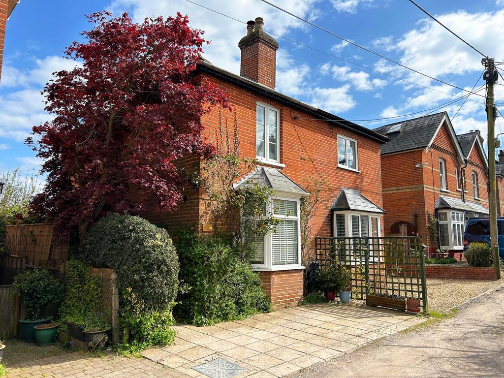 Pemberton Road, Lyndhurst, SO43 2 bed semidetached house for sale £