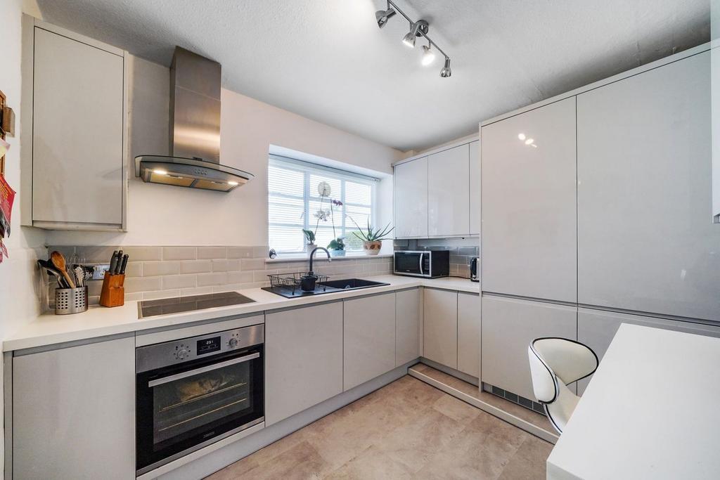 Capel Gardens, Pinner HA5 3 bed ground floor flat for sale £384,950