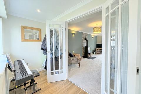 15 Manor Close, Templecombe, BA8 0LA