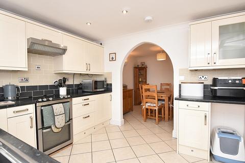15 Manor Close, Templecombe, BA8 0LA