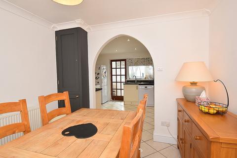15 Manor Close, Templecombe, BA8 0LA