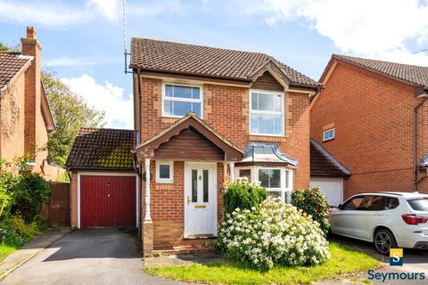 3 bedroom detached house for sale, Cater Gardens, Surrey GU3