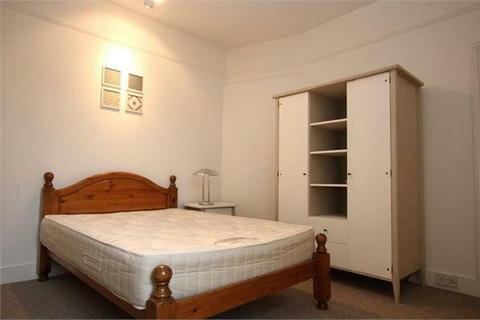 3 bedroom flat to rent, Cedar Road, Nw2