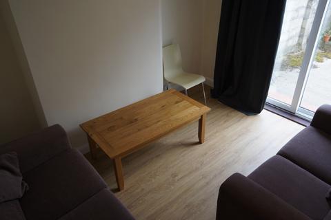 3 bedroom semi-detached house to rent, Brookfield Crescent, Headington OX3