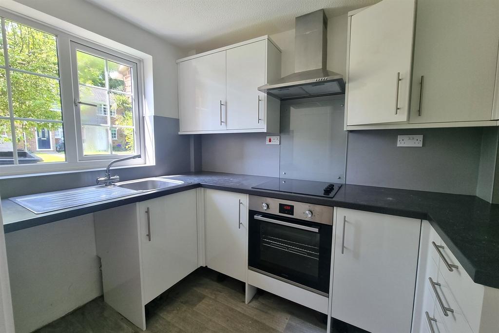 2 bed terraced house to rent £1,200 pcm (£277 pw)