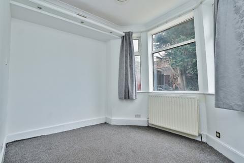 2 bedroom maisonette to rent, Cedars Avenue, London, E17
