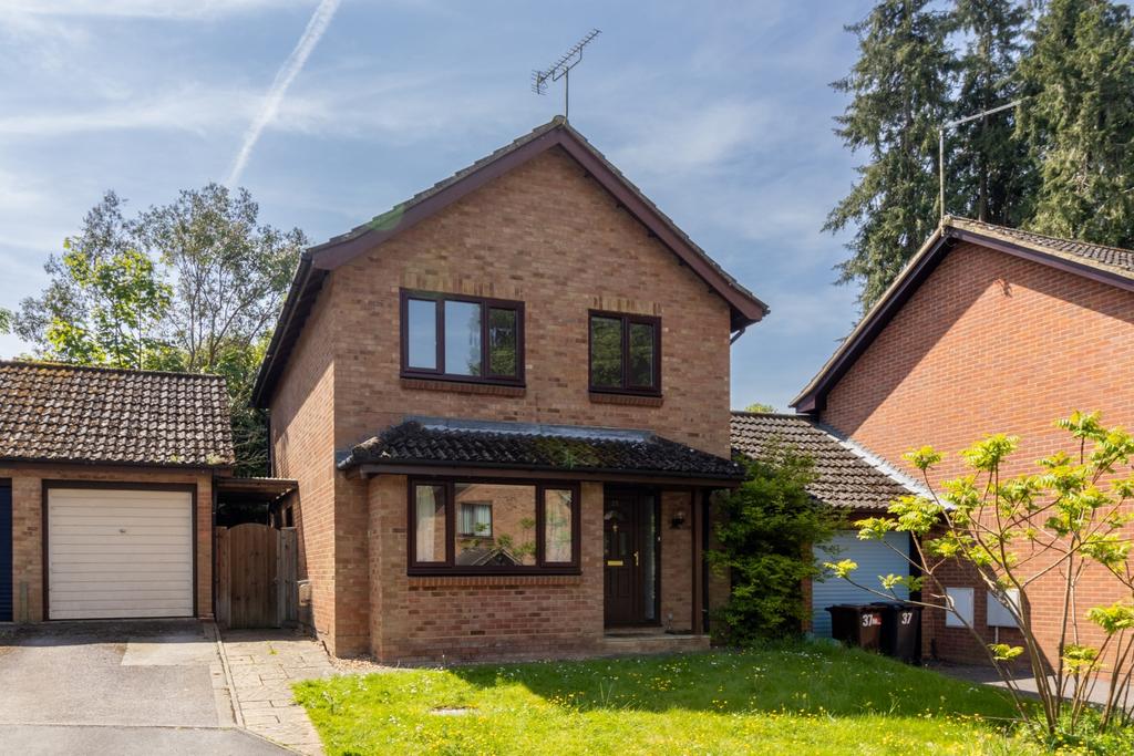35 Beech Road, Alresford, Hampshire... 3 bed link detached house to