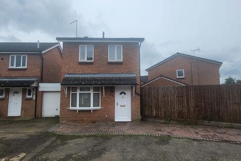 3 bedroom detached house to rent, Glade Close, Northampton, NN3