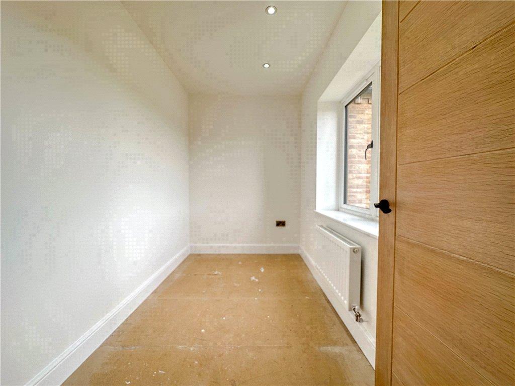 Dressing Area - Bed2