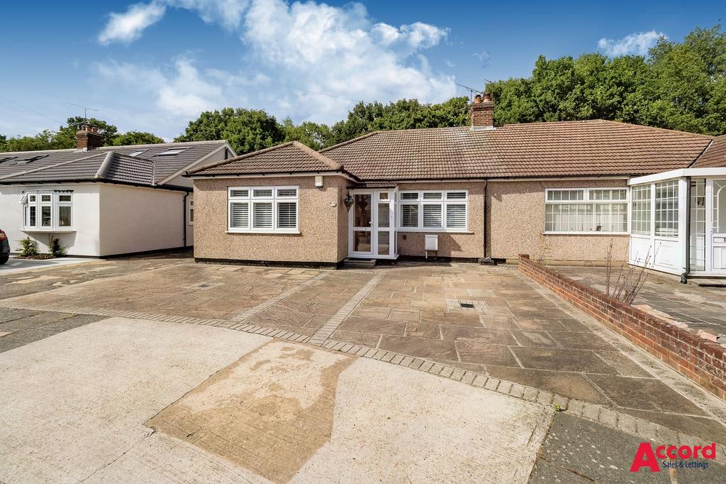 Howard Road, Upminster, RM14 2 bed semidetached bungalow for sale £