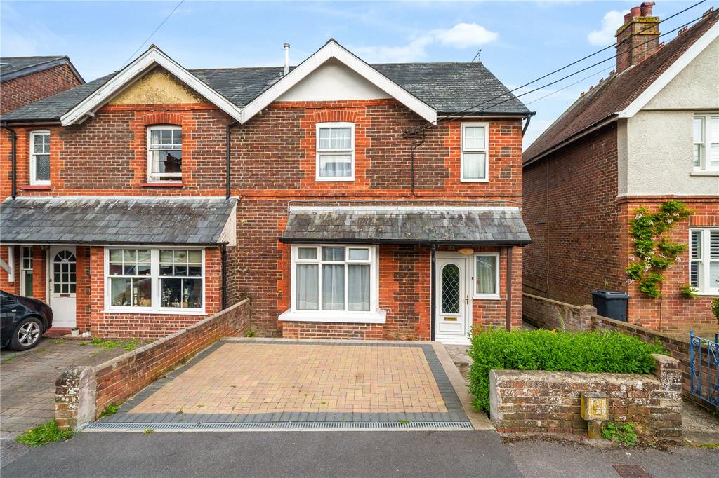 Rushes Road, Petersfield, Hampshire... 3 bed semidetached house for