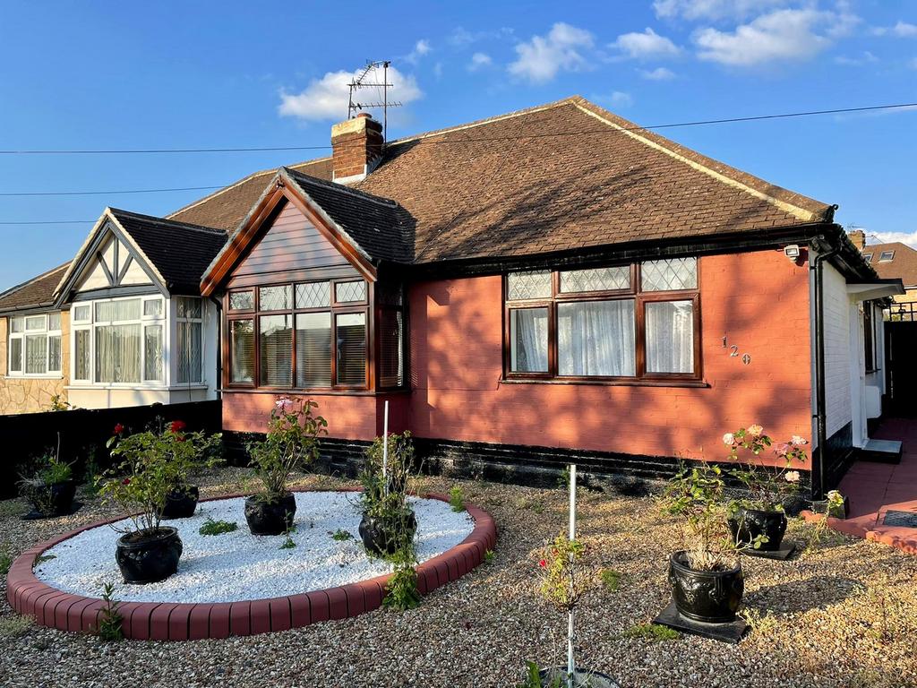 Warwick Avenue, Edgware HA8 3 bed property £2,250 pcm (£519 pw)
