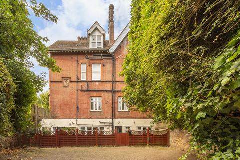 2 bedroom flat for sale, Netherhall Gardens, Hampstead, London