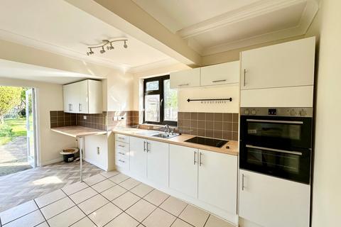 2 bedroom detached bungalow to rent, Parkgate Road, Corringham, Stanford-le-Hope, SS17