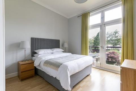 3 bedroom flat to rent, 1000L – Hopetoun Crescent, Edinburgh, EH7 4AY
