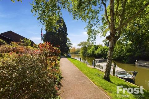 3 bedroom terraced house for sale, Island Close, Staines-upon-Thames, Middlesex, TW18