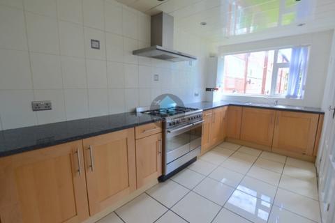 2 bedroom flat to rent, Whitbeck Court, Newcastle upon Tyne NE5