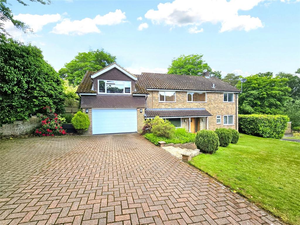 Grayshott, Surrey GU26 4 bed detached house for sale £1,100,000