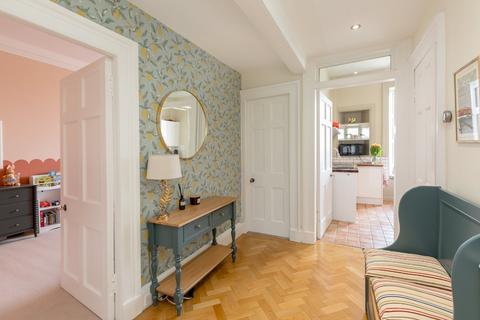16/3 Clarendon Crescent, Edinburgh, EH4 1PU