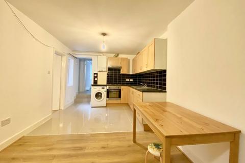 2 bedroom flat to rent, High Street, SW19 2AB