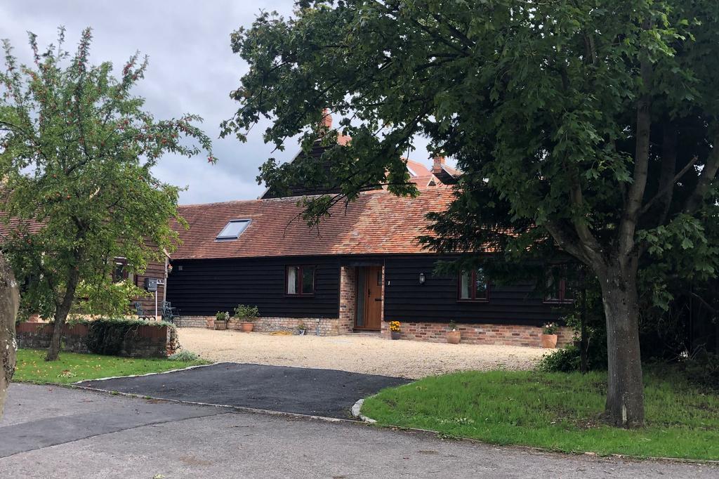 Oakley Bucks 2 bed barn conversion to rent £1,325 pcm (£306 pw)