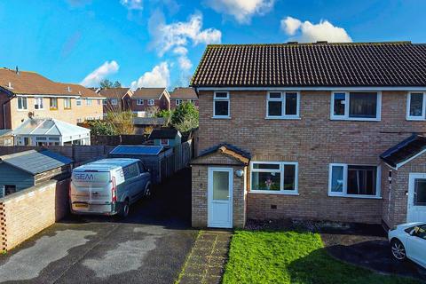 2 bedroom semi-detached house to rent, Kenwyn Close, Taunton