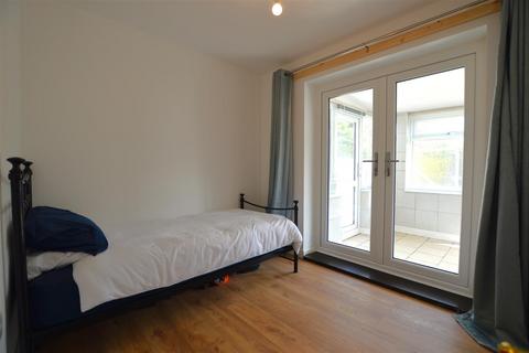 2 bedroom bungalow to rent, Peterhouse Close, Stamford, PE9