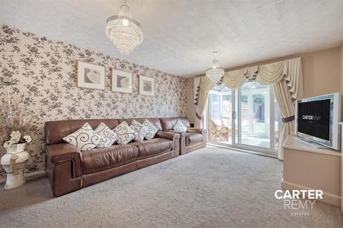 8 Crest Avenue, Grays, RM17 6RW