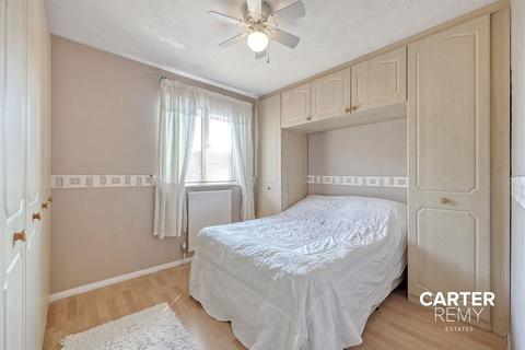 8 Crest Avenue, Grays, RM17 6RW