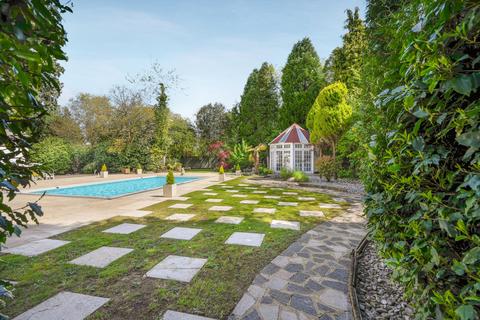 undefined, Longcross, Surrey, KT16