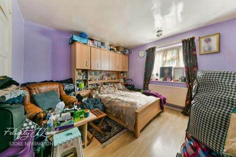 2 bedroom flat for sale, Walford Road, London