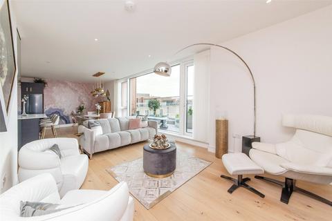 2 bedroom penthouse for sale, Inglis Way, London, NW7