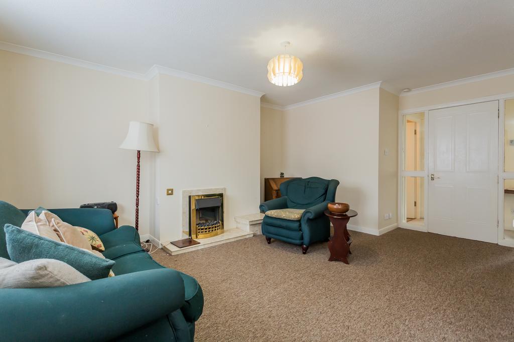 151c Cunningham Drive, Giffnock, G46 6EW 2 bed ground floor flat £155,000