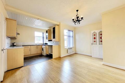 2 bedroom flat to rent, Leamington Road, Reddish, Stockport, SK5